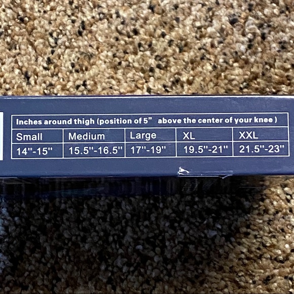 New in box BODYCHI pair of performance knee compression sleeves moisture wicking - Picture 5 of 8